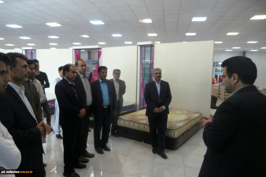 بازدید اساتید و روسای دانشگاه در استان س و ب از گروه تولیدی صنعتی گلاریس باف یزد 4
