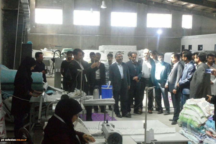 بازدید اساتید و روسای دانشگاه در استان س و ب از گروه تولیدی صنعتی گلاریس باف یزد 2