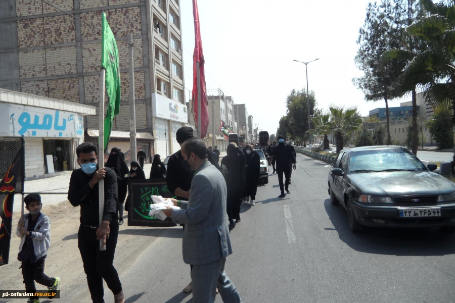 توزیع ماسک رایگان توسط همکاران دانشگاه فنی و حرفه ای سیستان و بلوچستان بین مردم درروز اربعین حسینی (ع) 3