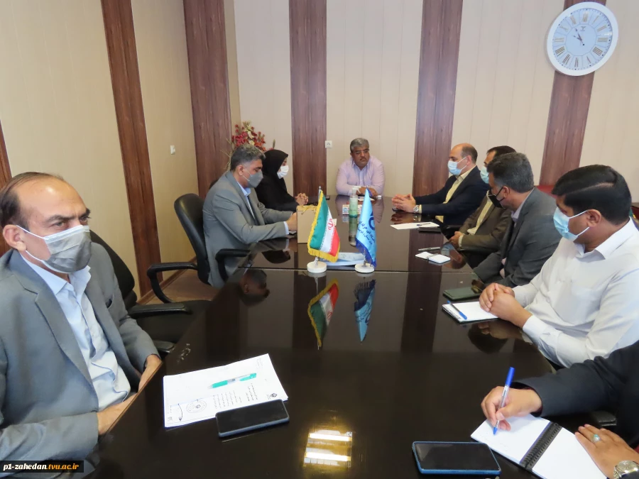 دکتر شهریاری، مدیرکل آموزش فنی و حرفه ای سیستان وبلوچستان وهیئت همراه  سه شنبه 20 اردیبهشت ماه 1401 با حضور در دانشگاه فنی وحرفه ای با  دکتر محمد قاسمی، سرپرست دانشگاه فنی وحرفه ای استان دیدار کرد. 3