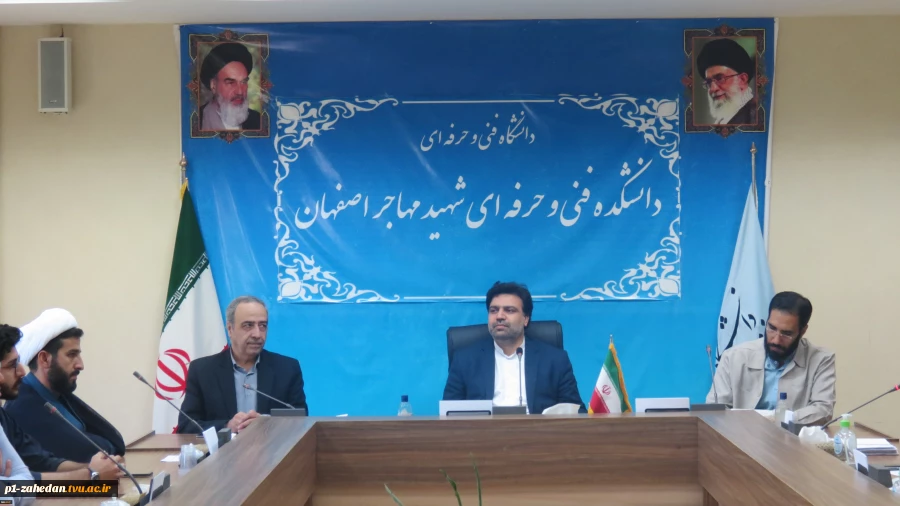 با حضور دکتر خسرویان صورت گرفت؛
افتتاح پژوهشکده شهید عباس دانشگر در دانشکده فنی و حرفه‌ای شهید مهاجر اصفهان
 3