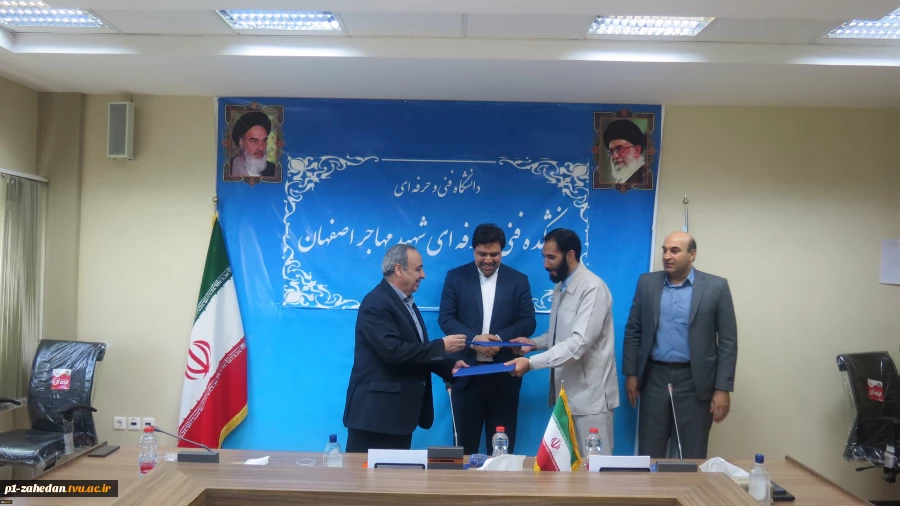 با حضور دکتر خسرویان صورت گرفت؛
افتتاح پژوهشکده شهید عباس دانشگر در دانشکده فنی و حرفه‌ای شهید مهاجر اصفهان
 4