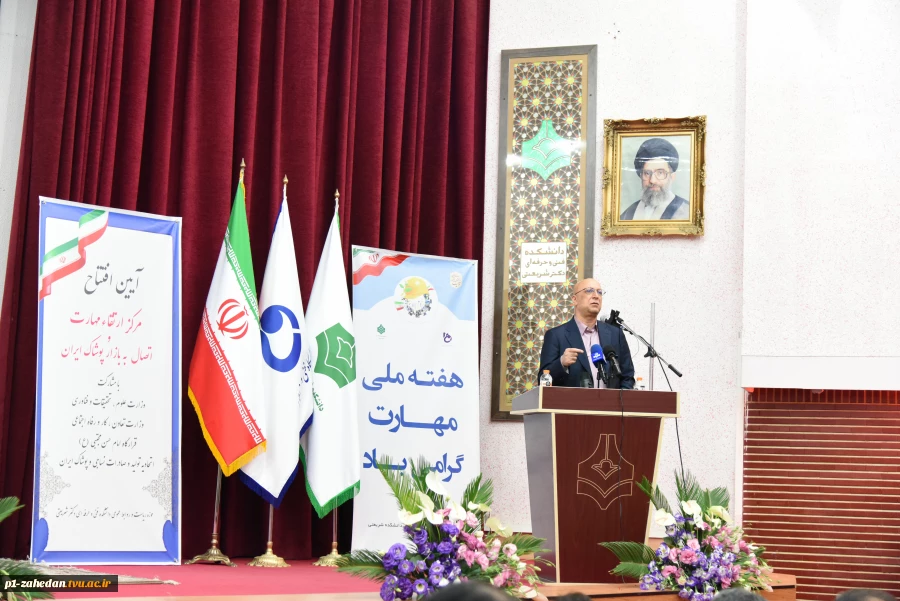 دکتر زلفی‌گل در همایش گرامیداشت هفته ملی مهارت:
تکثیر و توسعه آموزش‌های فنی و حرفه‌ای از برنامه‌های جدی وزارت علوم، تحقیقات و فناوری است
 3