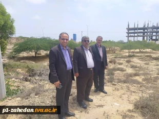 بازدید دکتر رضوانی  رییس مرکز نظارت وارزیابی دانشگاه  سیستان وبلوچستان به نمایندگی از طرف وزارت علوم به اتفاق دکتر محمدقاسمی رییس دانشگاه فنی وحرفه ای استان از  مکان وزمین  اموزشکده تازه تاسیس چابهار 2