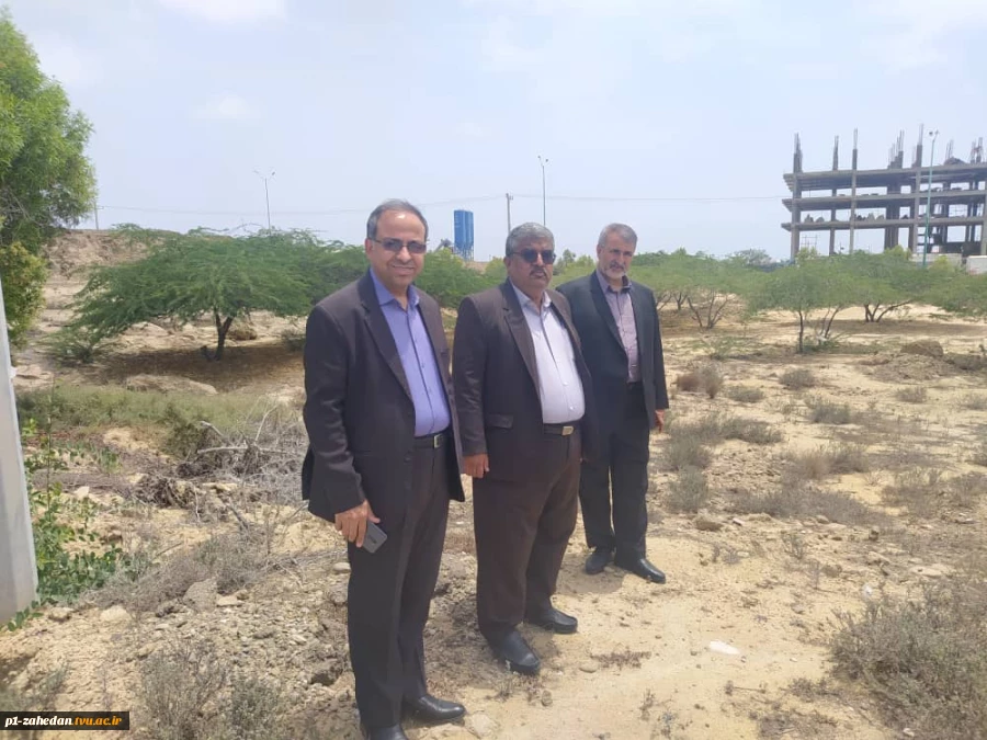 بازدید دکتر رضوانی  رییس مرکز نظارت وارزیابی دانشگاه  سیستان وبلوچستان به نمایندگی از طرف وزارت علوم به اتفاق دکتر محمدقاسمی رییس دانشگاه فنی وحرفه ای استان از  مکان وزمین  اموزشکده تازه تاسیس چابهار 2