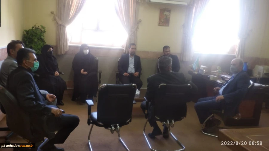 سرپرست آموزشکده فنی و حرفه ای شهید عارفی زاهدان طی مراسمی که با حضور معاونت محترم آموزش استان ، نظارت و ارزیابی استان و رئیس آموزشکده دختران  و همکاران همراه و کارکنان آموزشکده حضور داشتند معرفی شد. 
 4
