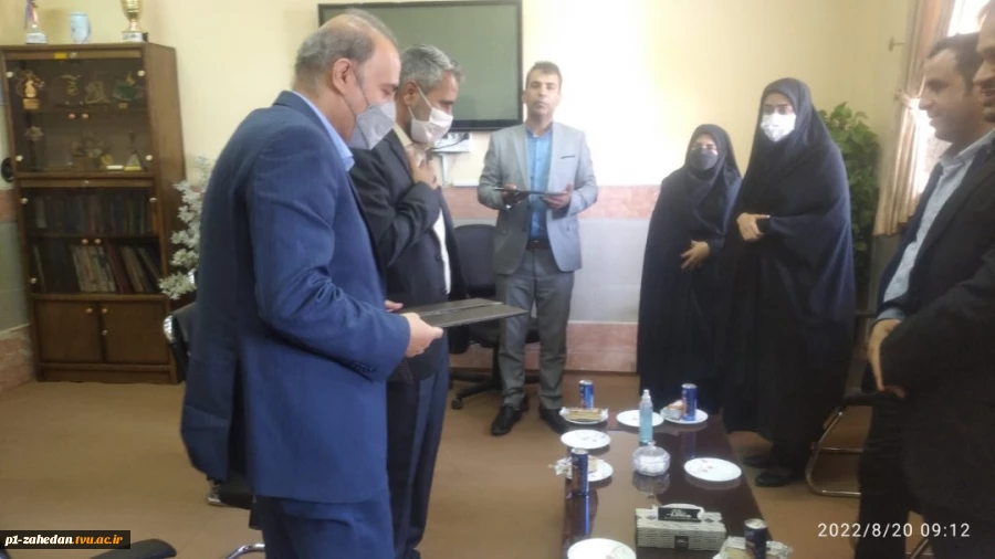 سرپرست آموزشکده فنی و حرفه ای شهید عارفی زاهدان طی مراسمی که با حضور معاونت محترم آموزش استان ، نظارت و ارزیابی استان و رئیس آموزشکده دختران  و همکاران همراه و کارکنان آموزشکده حضور داشتند معرفی شد. 
 5