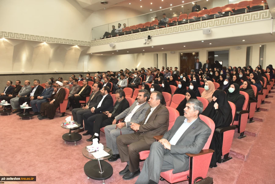 دکتر خسرویان در دیدار نوروزی با کارکنان دانشگاه:
توسعه زیرساخت‌های عمرانی و تجهیزات و ارتقای رفاهی کارکنان اولویت‌های اصلی سال ۱۴۰۲ است.
 4