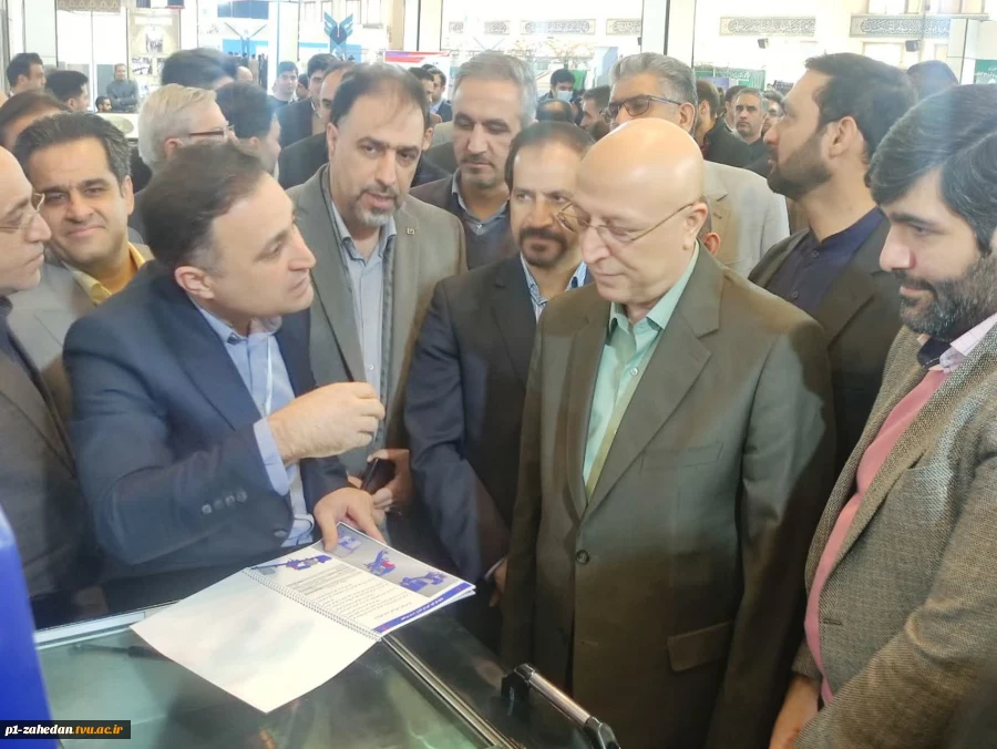 بازدید معاون علمی رئیس جمهوری و وزیر علوم، تحقیقات و فناوری از غرفه دستاوردهای پژوهشی دانشگاه فنی و حرفه‌ای در نمایشگاه هفته پژوهش و فناوری 2
