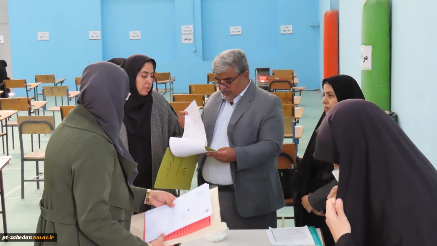 رئیس دانشگاه فنی وحرفه ای استان سیستان وبلوچستان از سالن امتحانات پایان ترم آموزشکده دختران بازدید نمودند. 5