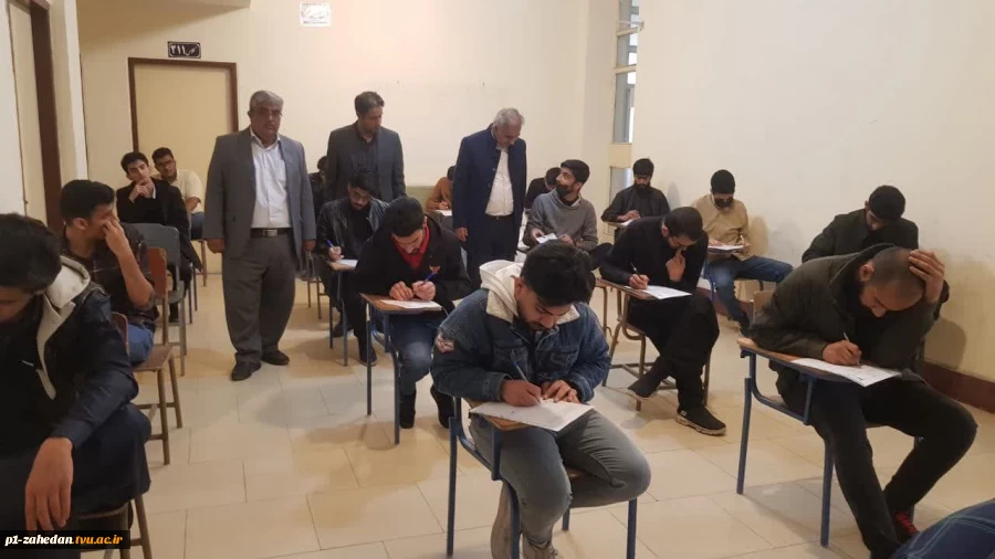 بازدید رئیس دانشگاه فنی وحرفه ای استان سیستان وبلوچستان از سالن امتحانات آموزشکده فنی وحرفه ای شهید باهنر زاهدان 4