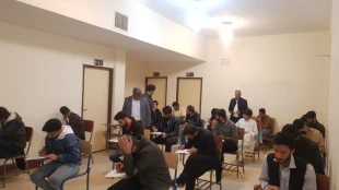 بازدید رئیس دانشگاه فنی وحرفه ای استان سیستان وبلوچستان از سالن امتحانات آموزشکده فنی وحرفه ای شهید باهنر زاهدان 5