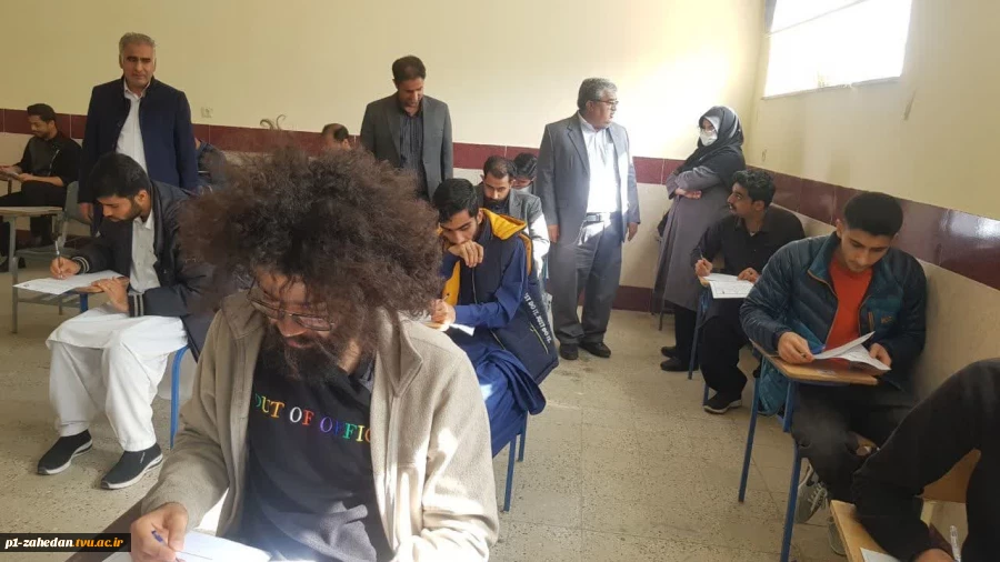 بازدید رئیس دانشگاه فنی وحرفه ای استان سیستان وبلوچستان از سالن امتحانات آموزشکده فنی وحرفه ای شهید باهنر زاهدان 7