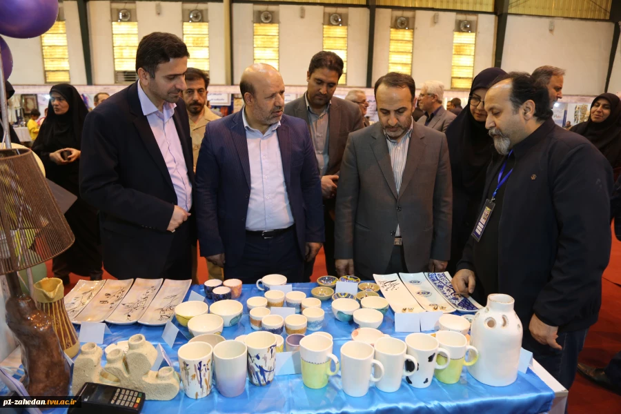 معاون فرهنگی و دانشجویی وزارت علوم در هفتمین بازارچه دانشجویی دانشگاه فنی و حرفه‌ای:
بازارچه دانشجویی دانشگاه فنی و حرفه‌ای ویترین خوبی از توانمندی‌های مهارتی و تولیدات حرفه‌ای دانشجویان این دانشگاه است
 2