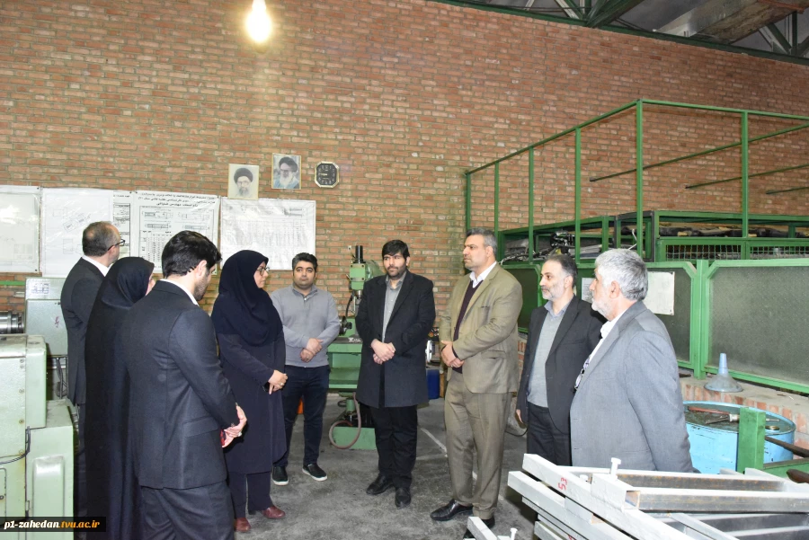 بازدید خانم دکتر حق‌جوی جوانمرد، رئیس مرکز توسعه فناوری‌های راهبردی معاونت علمی، فناوری و اقتصاد دانش‌بنیان ریاست جمهوری و دکتر محمدعلی‌نژاد، معاون فناوری و نوآوری وزیر علوم از کارگاه‌ها، تجهیزات و امکانات آموزشی دانشکده فنی و حرفه‌ای ولی عصر (عج) 6