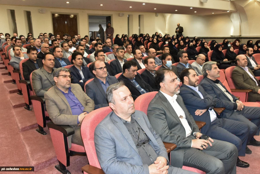 رئیس دانشگاه فنی و حرفه‌ای در دیدار نوروزی با معاونین، مدیران و کارکنان سازمان مرکزی دانشگاه:
امروز جایگاه دانشگاه فنی و حرفه‌ای در نظام حکمرانی کشور ارتقا یافته است
 3