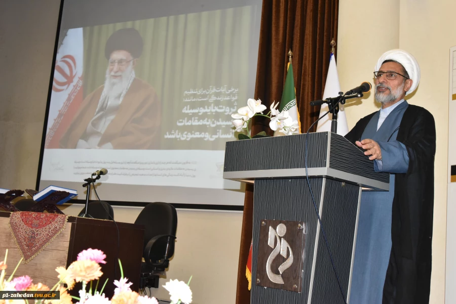 در بیست و هفتمین روز از ماه مبارک رمضان برگزار شد:
محفل انس با قرآن در دانشگاه فنی و حرفه‌ای با حضور اساتید قرآنی و قاریان بین‌المللی
 2
