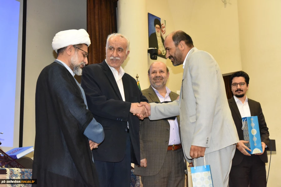 در بیست و هفتمین روز از ماه مبارک رمضان برگزار شد:
محفل انس با قرآن در دانشگاه فنی و حرفه‌ای با حضور اساتید قرآنی و قاریان بین‌المللی
 3