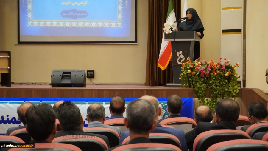 مدیر‌کل حوزه ریاست، روابط‌عمومی و هماهنگی امور استان‌ها:
بهره‌مندی از ابزار هوشمند در حیطه فعالیت‌های روابط عمومی امری اجتناب‌ناپذیر است
 3