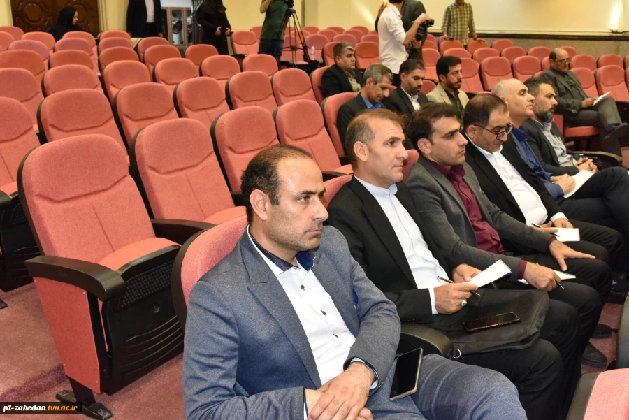 مدیر‌کل حوزه ریاست، روابط‌عمومی و هماهنگی امور استان‌ها:
بهره‌مندی از ابزار هوشمند در حیطه فعالیت‌های روابط عمومی امری اجتناب‌ناپذیر است
 5