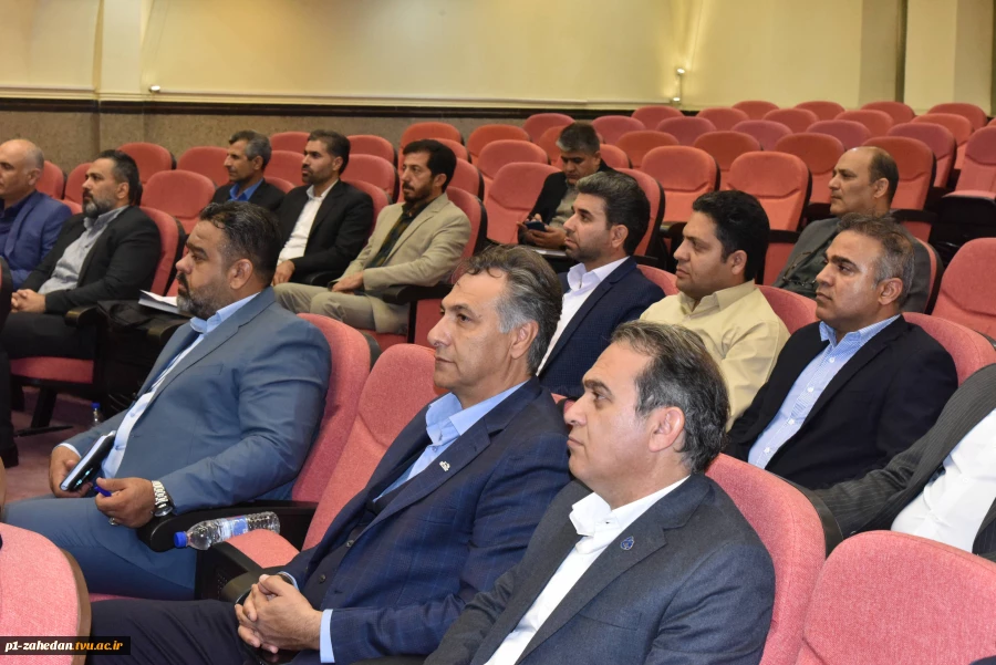 مدیر‌کل حوزه ریاست، روابط‌عمومی و هماهنگی امور استان‌ها:
بهره‌مندی از ابزار هوشمند در حیطه فعالیت‌های روابط عمومی امری اجتناب‌ناپذیر است
 8