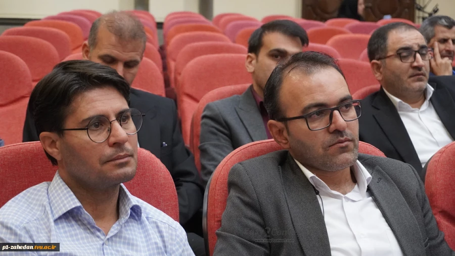 مدیر‌کل حوزه ریاست، روابط‌عمومی و هماهنگی امور استان‌ها:
بهره‌مندی از ابزار هوشمند در حیطه فعالیت‌های روابط عمومی امری اجتناب‌ناپذیر است
 9