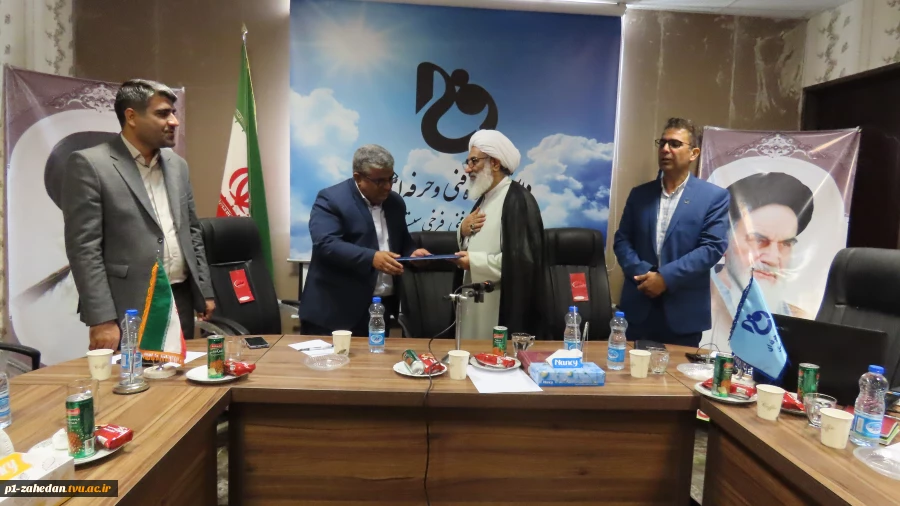 حضورحجت الاسلام والمسلمین عزیزی امام جمعه شهرستان زابل از آموزشکده فرخی سیستانی و دیدار با دکتر محمدقاسمی رییس دانشگاه فنی و حرفه ای واحد استان سیستان و بلوچستان 5