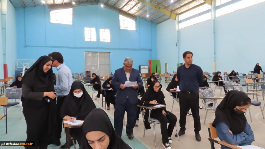بازدید رئیس دانشگاه فنی وحرفه ای استان سیستان وبلوچستان از سالن امتحانات آموزشکده فنی وحرفه ای شهید باهنر زاهدان 3