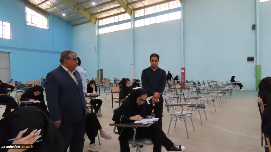بازدید رئیس دانشگاه فنی وحرفه ای استان سیستان وبلوچستان از سالن امتحانات آموزشکده فنی وحرفه ای شهید باهنر زاهدان 3