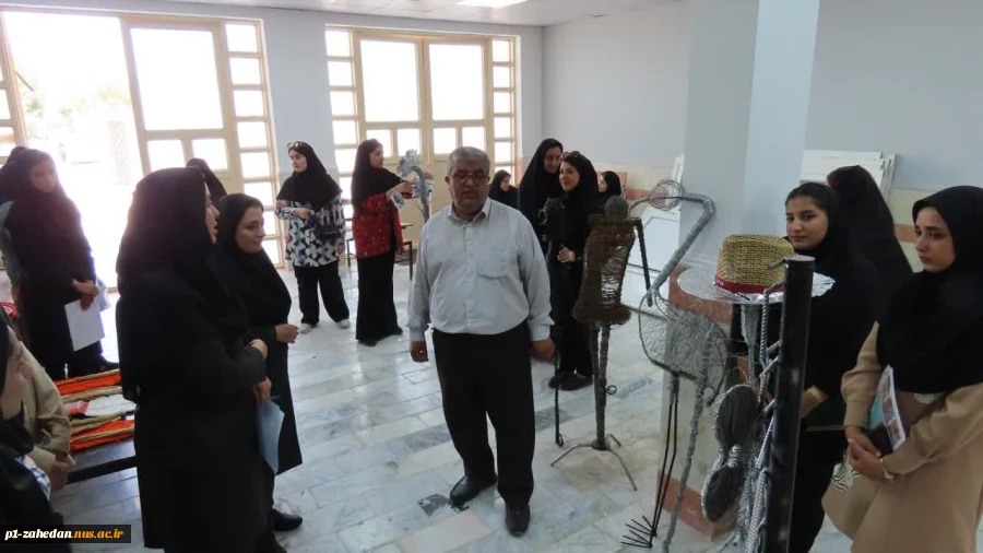 بازدید ریاست دانشگاه ملی مهارت واحد استان سیستان و بلوچستان از نمایشگاه حجم سازی و عکاسی دانشجویان 5