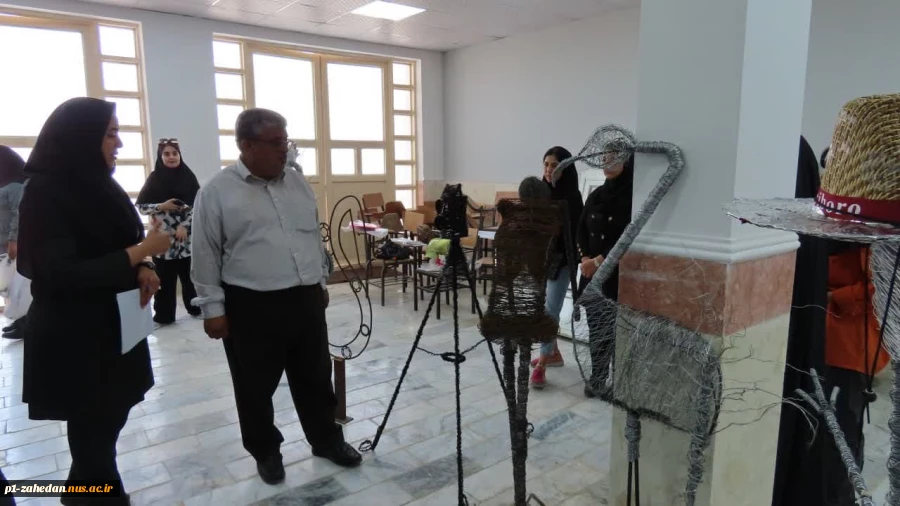 بازدید ریاست دانشگاه ملی مهارت واحد استان سیستان و بلوچستان از نمایشگاه حجم سازی و عکاسی دانشجویان 8