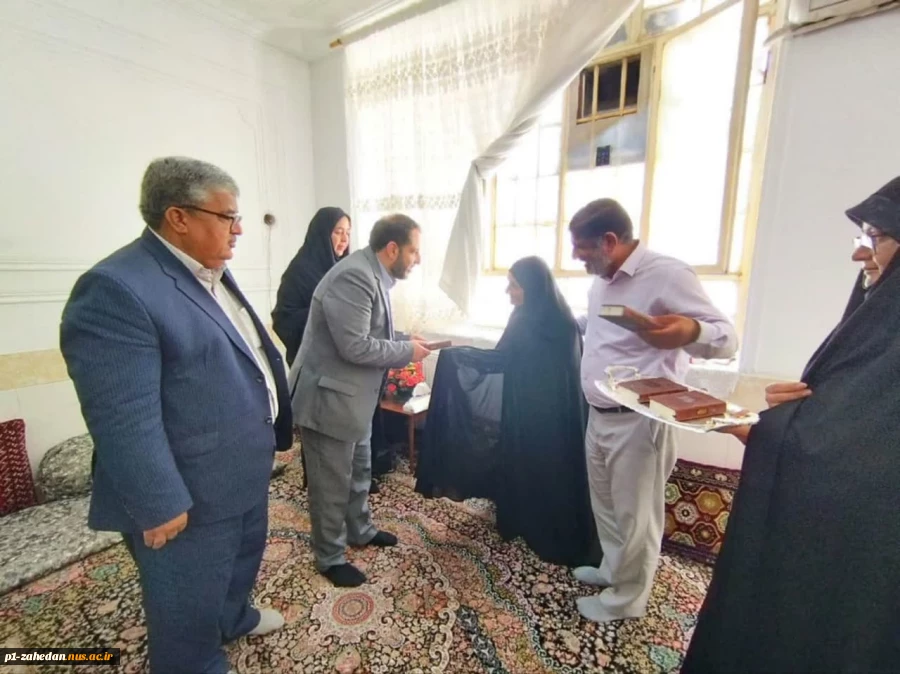 دیدار معاون اداری،مالی و مدیریت منابع دانشگاه ملی مهارت کشور با مادر شهیدان ارجمندی (مادر 3 شهید) 2