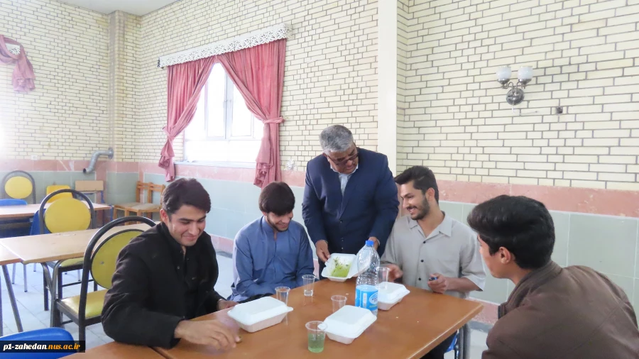 بازدید دکتر محمدقاسمی ریاست دانشگاه ملی مهارت واحد استان سیستان و بلوچستان از سلف سرویس و آشپزخانه مرکزی دانشگاه  2
