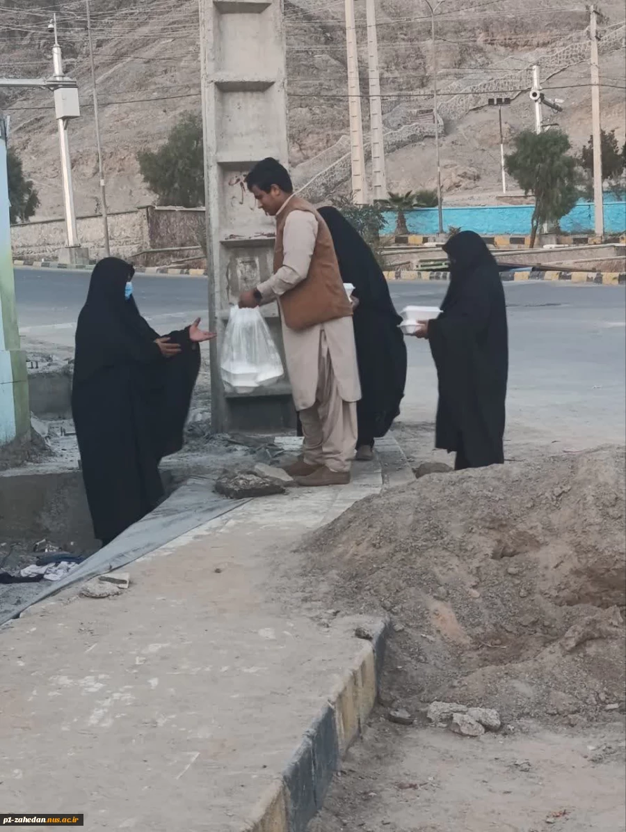 طبخ و توزیع غذای گرم بین نیازمندان حاشیه شهر زاهدان  توسط کانون های  دانشگاه ملی مهارت واحد استان سیستان و بلوچستان 2