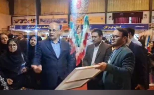 بازدید دکتر حسینی معاون محترم توسعه کارآفرینی واشتغال وزارت تعاون، کار ورفاه اجتماعی بهمراه دکتر جعفری کرمانی معاون محترم فرهنگی ودانشجویی دانشگاه ملی مهارت  از غرفه دستاوردهای دانشجویی دانشگاه ملی مهارت واحد استان سیستان وبلوچستان 3