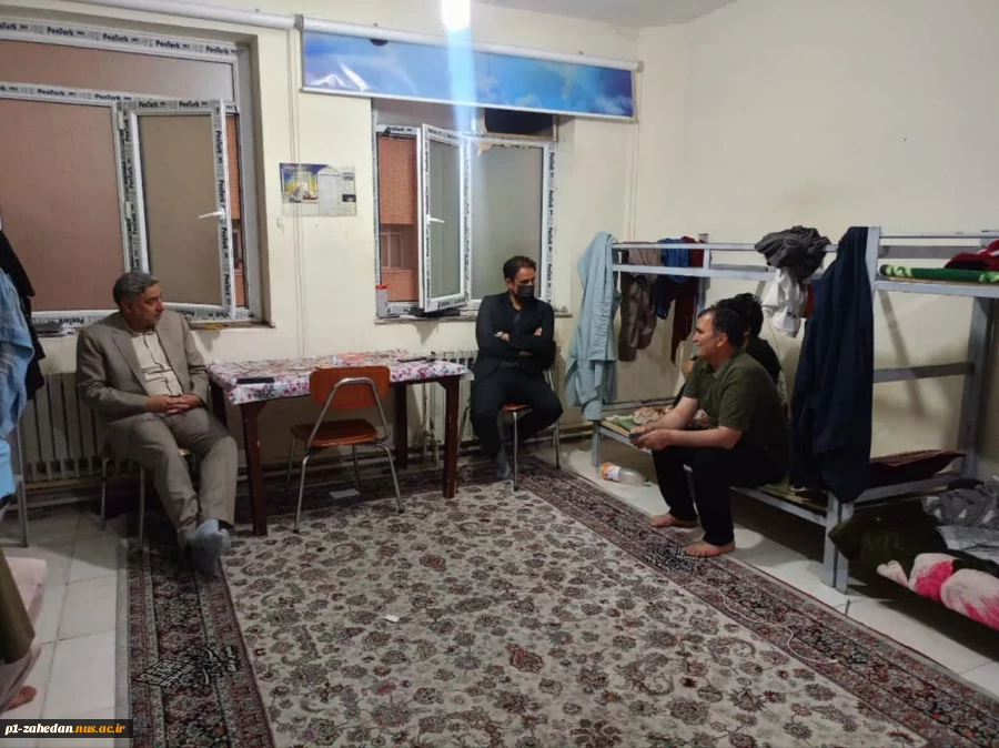 حضور معاون آموزشی، پژوهشی و فناوری آموزشکده پسران شماره 1 زاهدان(شهید باهنر) واحد استانی سیستان وبلوچستان بهمراه مسئول مرکز مشاوره  در ایام امتحانات در بین دانشجویان
 5