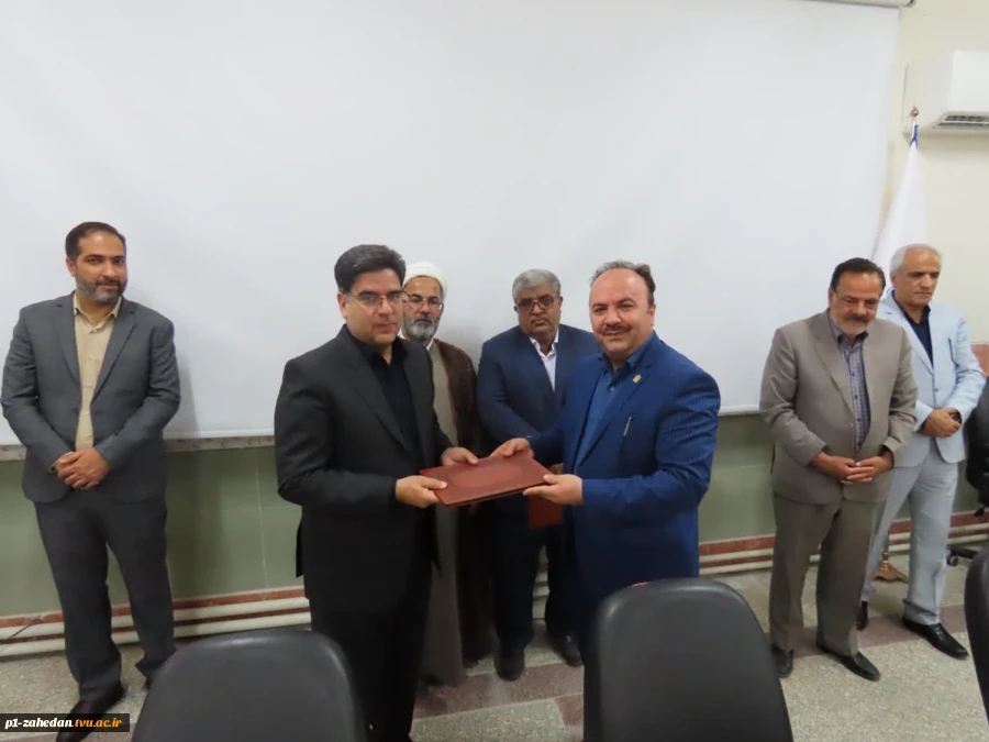 با حضور معاون پژوهش و فناوری دانشگاه ملی مهارت کشور صورت گرفت؛
آیین تکریم رئیس پیشین و معارفه سرپرست آموزشکده پسران شماره یک زاهدان ( شهید باهنر) ـ واحد استانی سیستان و بلوچستان 4