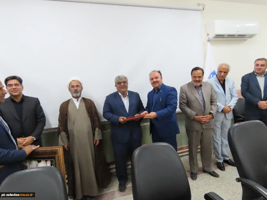 با حضور معاون پژوهش و فناوری دانشگاه ملی مهارت کشور صورت گرفت؛
آیین تکریم رئیس پیشین و معارفه سرپرست آموزشکده پسران شماره یک زاهدان ( شهید باهنر)- واحد استانی سیستان وبلوچستان
 2