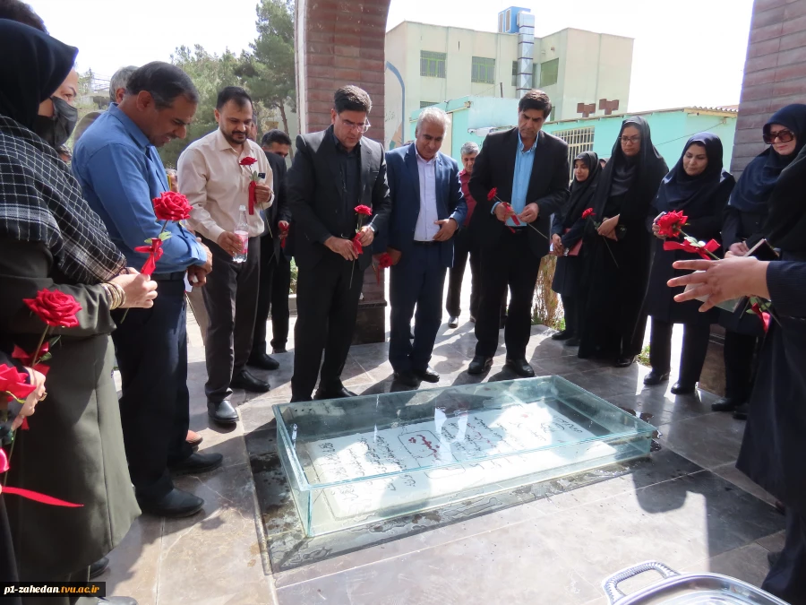 عطر افشانی مزار شهید گمنام  توسط دانشگاهیان آموزشکده شهید باهنر زاهدان واحد استانی سیستان و بلوچستان  6