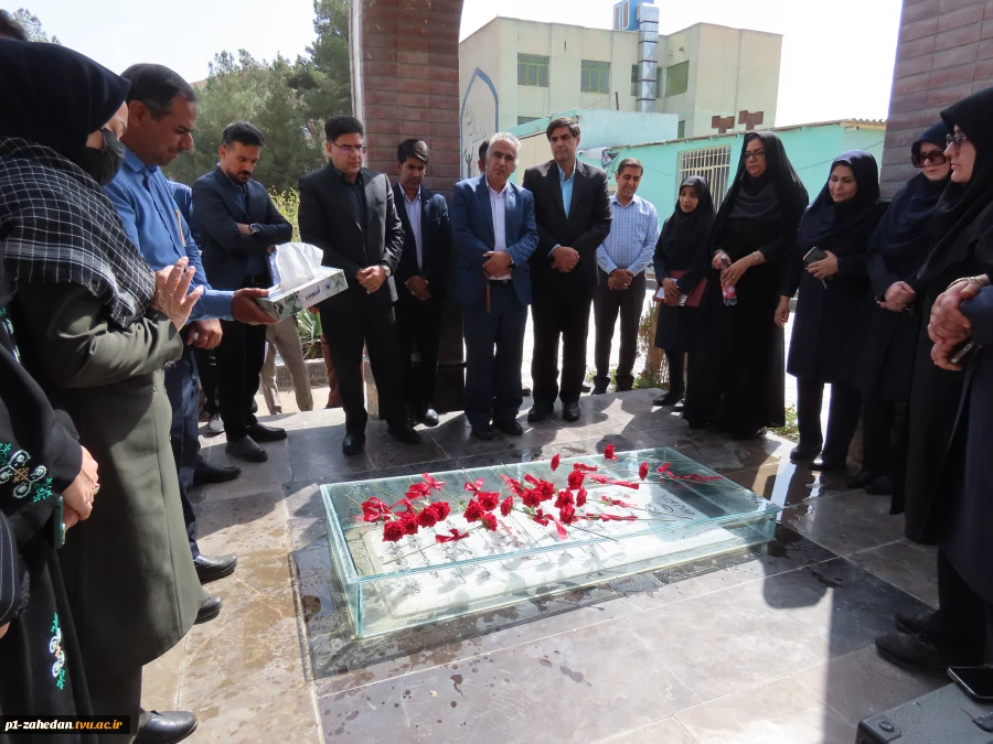 عطر افشانی مزار شهید گمنام  توسط دانشگاهیان آموزشکده شهید باهنر زاهدان واحد استانی سیستان و بلوچستان  7