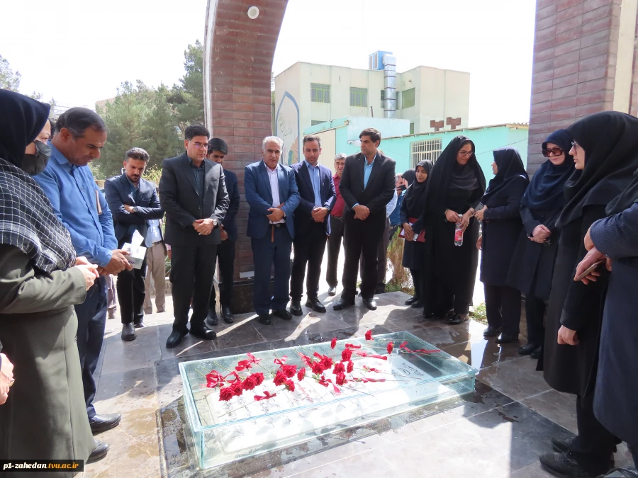 عطر افشانی مزار شهید گمنام  توسط دانشگاهیان آموزشکده شهید باهنر زاهدان واحد استانی سیستان و بلوچستان  8