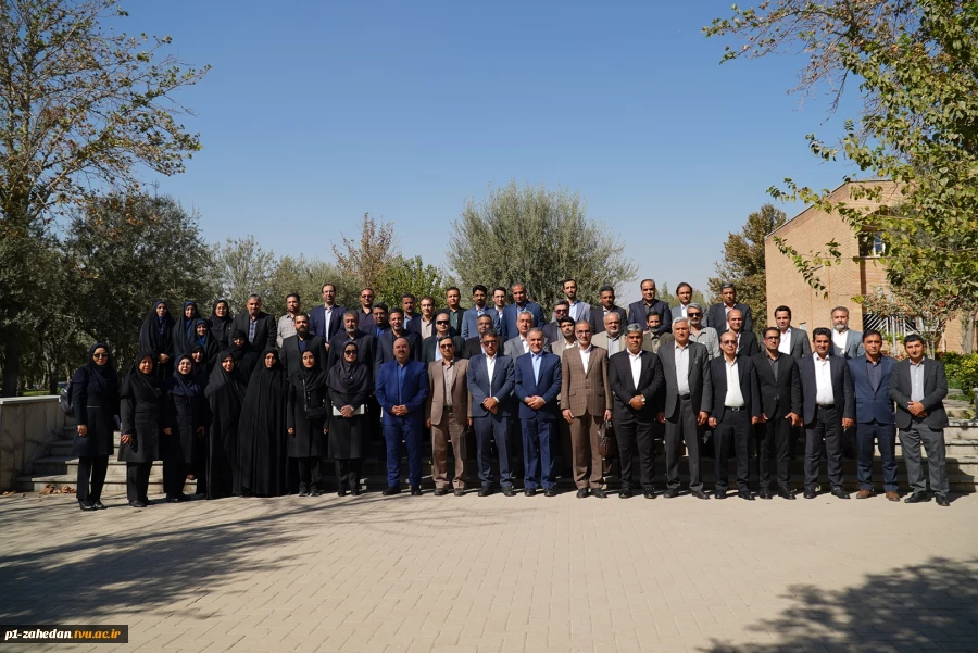 رئیس دانشگاه ملی مهارت در نشست تخصصی معاونان پژوهش و فناوری واحدهای استانی:
تشکیل دبیرخانه مسئولیت‌های اجتماعی برای دانشگاه ملی مهارت یک ضرورت است. 4