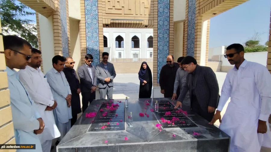 عطر افشانی گلزار شهدای گمنام مسجد پیامبر اعظم (ص) شهرستان چابهار با حضور مسئولان دانشگاه ملی مهارت واحد استانی سیستان وبلوچستان 2