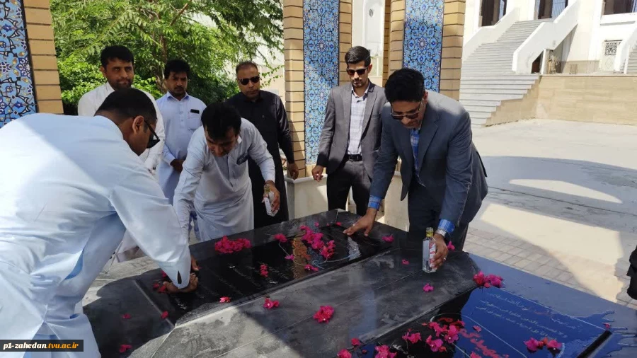 عطر افشانی گلزار شهدای گمنام مسجد پیامبر اعظم (ص) شهرستان چابهار با حضور مسئولان دانشگاه ملی مهارت واحد استانی سیستان وبلوچستان 4