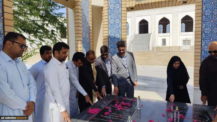 عطر افشانی گلزار شهدای گمنام مسجد پیامبر اعظم (ص) شهرستان چابهار با حضور مسئولان دانشگاه ملی مهارت واحد استانی سیستان وبلوچستان 7