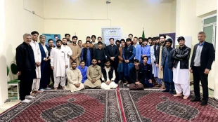 در ادامه برنامه‌های تعاملی و ارتباط مستقیم با دانشجویان

نشست هم اندیشی هیئت رئیسه واحد استانی با دانشجویان خوابگاه شهید اسدی کرم 
 15