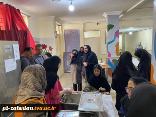 بازدید هیئت‌رئیسه دانشگاه ملی مهارت از سلف سرویس آموزشکده‌های زاهدان به مناسبت روز دانشجو
 12