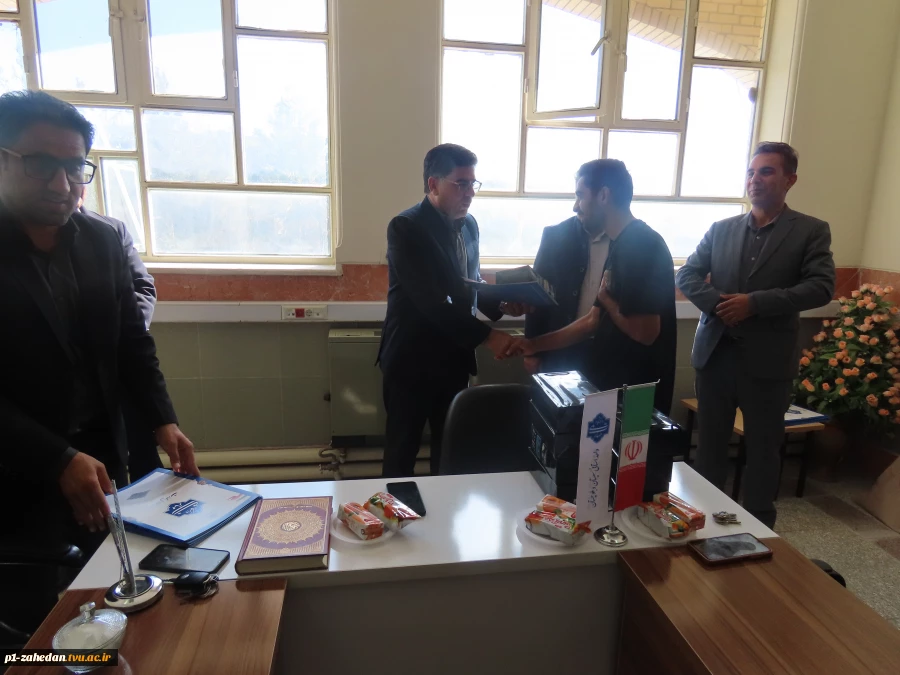 تقدیر از دانشجویان برتر مسابقات ورزشی به مناسبت روز دانشجو 11