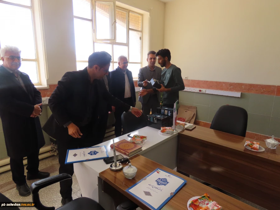 تقدیر از دانشجویان برتر مسابقات ورزشی به مناسبت روز دانشجو 14