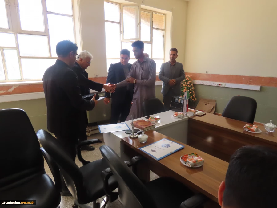 تقدیر از دانشجویان برتر مسابقات ورزشی به مناسبت روز دانشجو 16